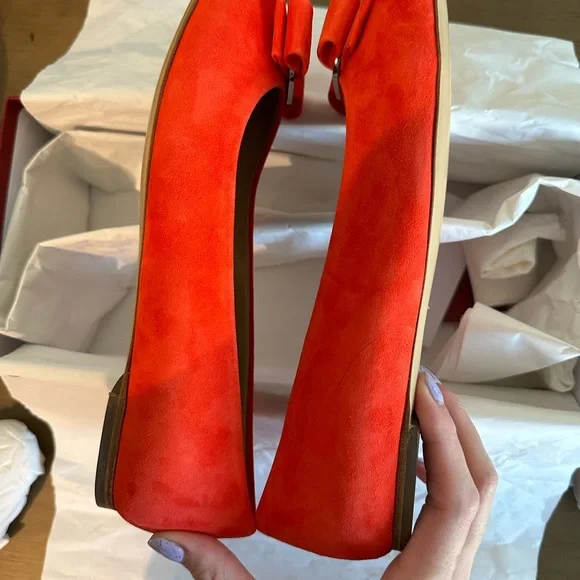SALVATORE FERRAGAMO US 7 FLATS $365!
